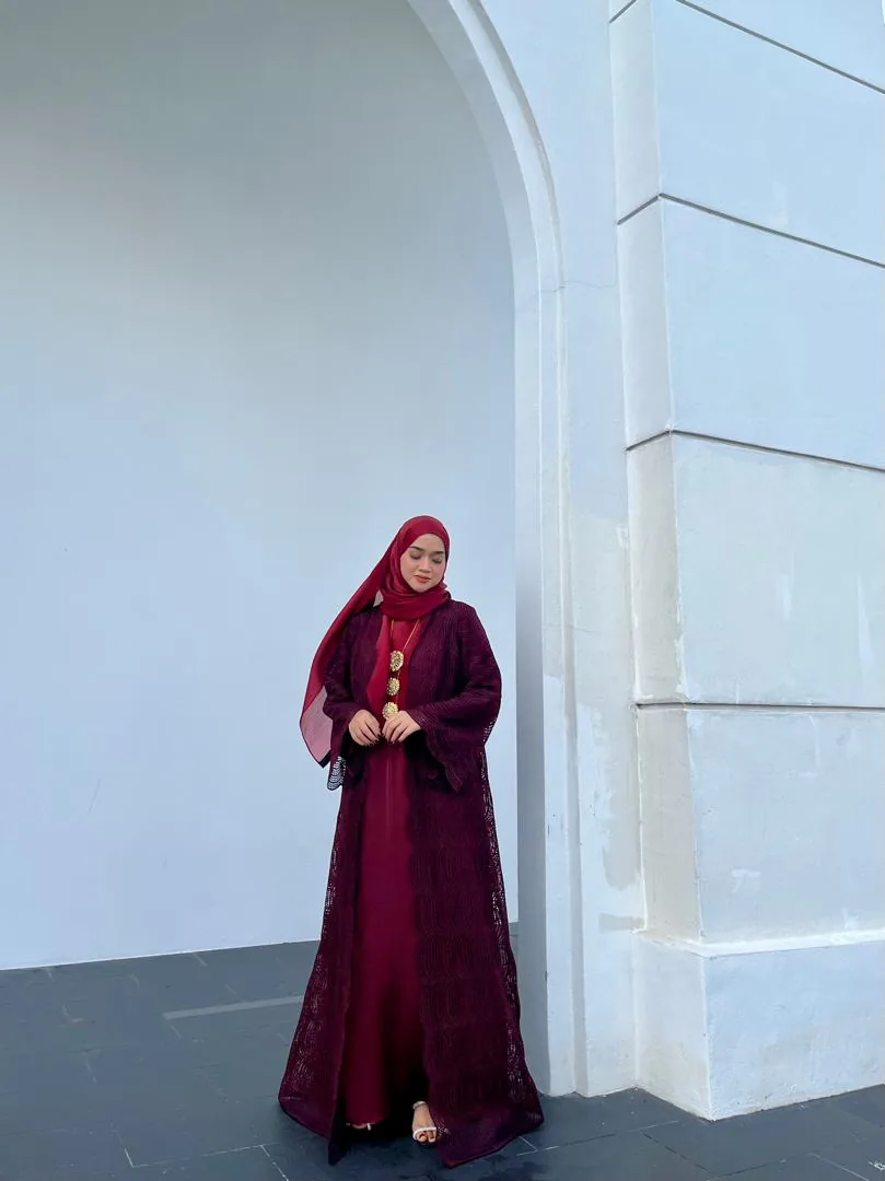 Serra Scallop cardigan abaya in burgundy